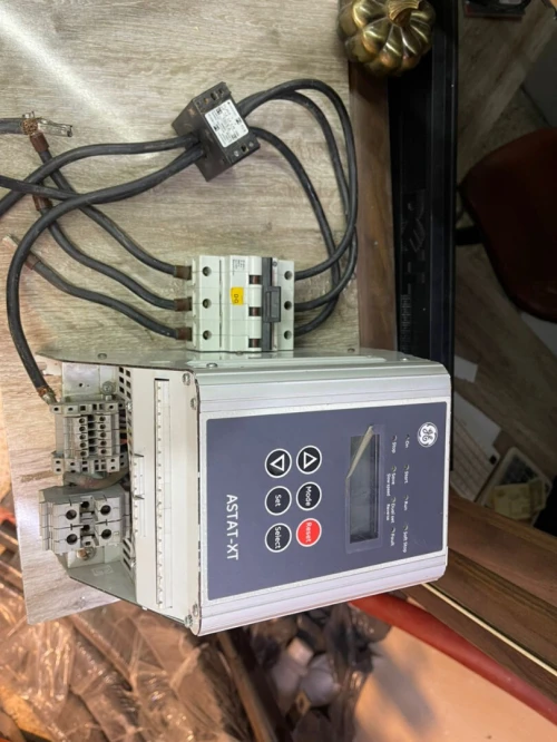 Démarreur progressif pour moteur tripasés