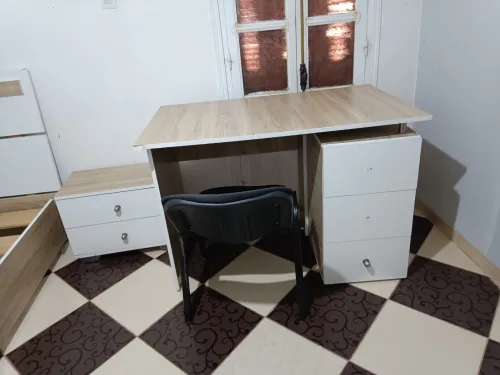 Lit, bureau et table de nuit 