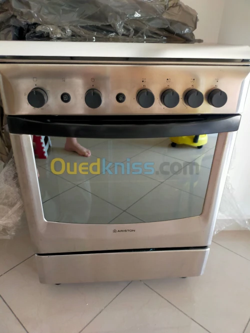 Particulier vend cuisinière en inox  avec  four  de marque Ariston  très peu utilisée