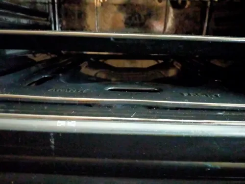 Particulier vend cuisinière en inox  avec  four  de marque Ariston  très peu utilisée
