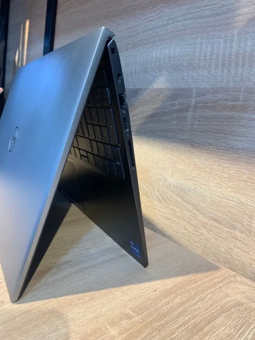 dell vostro  i7 11390H  RAM 16 DDR4  SSD 512 NVME