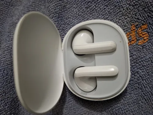 Oreillettes Airpods et plusieurs types de marques cabats (européen)....