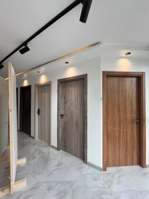 des portes intérieures et extérieures