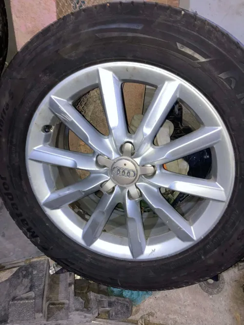 Vends 4 jantes + pneus audi  235/55 R17.
