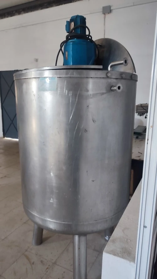CUVE AVEC MELANGEUR 500L
