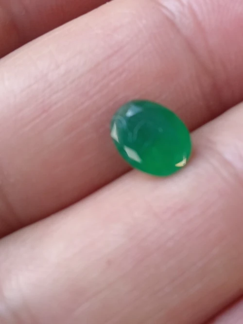 Une pierre émeraude Zambie 2.7 carats 