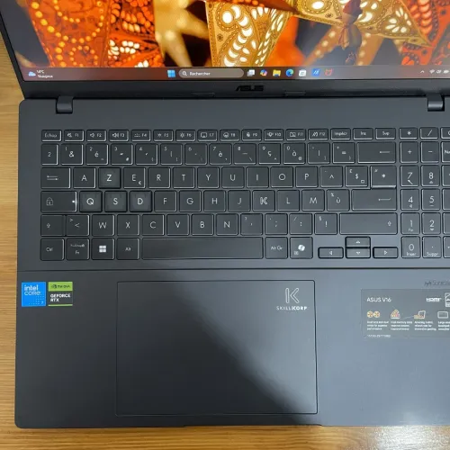 ASUS SKILLKORP V16 | Core 7 240H 10C 16T 24Mo, 32Go, 512Go SSD, RTX 4050, 16"