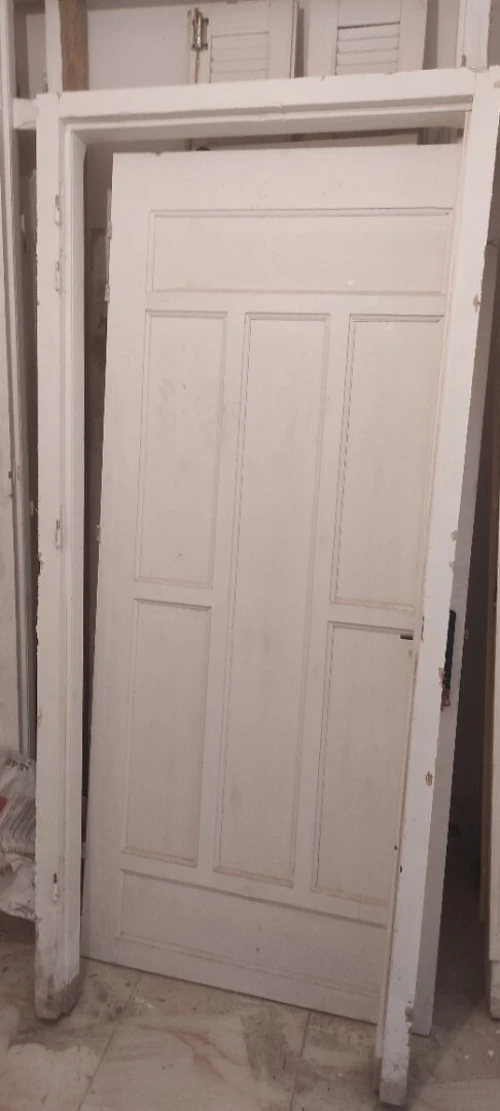 Lot de : porte d'entrée, deux portes balcon, deux fenêtres, porte pour salon