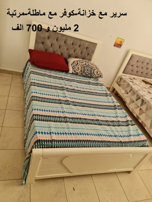 lits, matelas et oreillers, table de nuit, porte de monteau