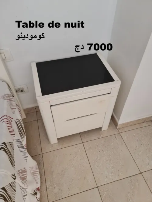 lits, matelas et oreillers, table de nuit, porte de monteau