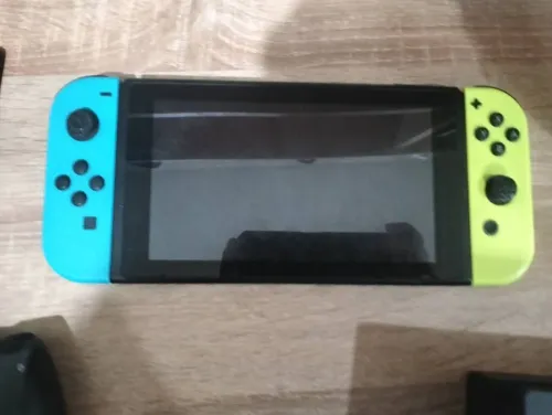 وصف Nintendo switch flache V2 10/10 + 38 jeux +Dock tv + chargeur original + support +straps +incassable  Prix40000da