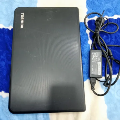 Laptop Toshiba bon état,  AMD,  320 Go HDD,  04 Go de RAM,  Bonne batterie,