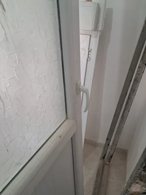 Porte et fenêtre avec rideau roulant en PVC 