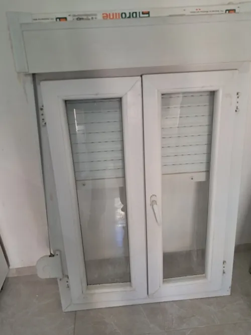 Porte et fenêtre avec rideau roulant en PVC 
