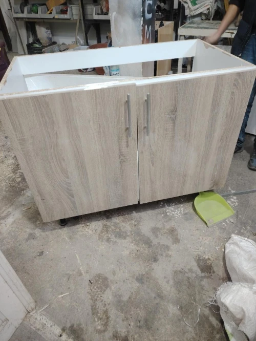 la partie basse d'une cuisine , meuble de salle de bain et baignore