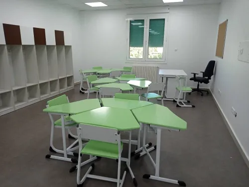 Chaises et table scolaire 