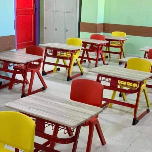 Chaises et table scolaire 