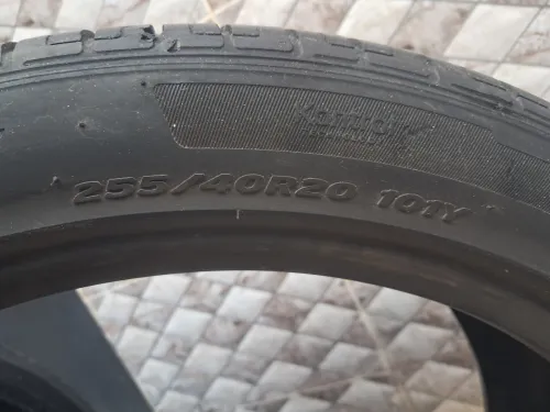 Pneu bon etat 255/40R20