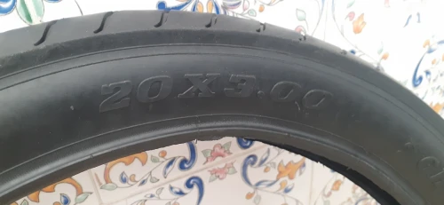 Pneu pour moto et vélo neuf 