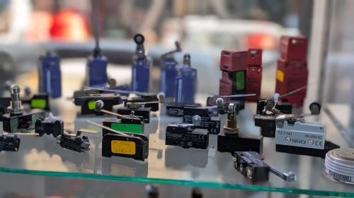 Vente pièces électrique industrielle ABB SCHNEIDER SIEMENS FINDER TÉLÉMÉCANIQUE 
