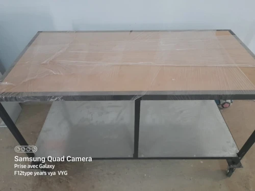 05 Tables de travail, Dim 1.60mx80 avec des les roues /