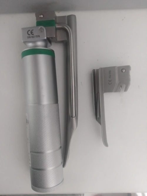 laryngoscope avec deux lames