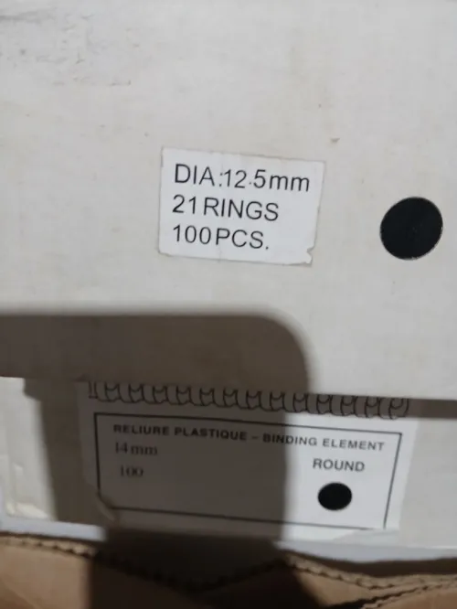 Relieuse à anneaux plastiques)