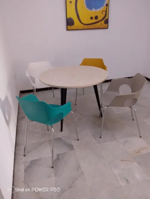 Une table ronde plus 4 chaises Italien de qualité