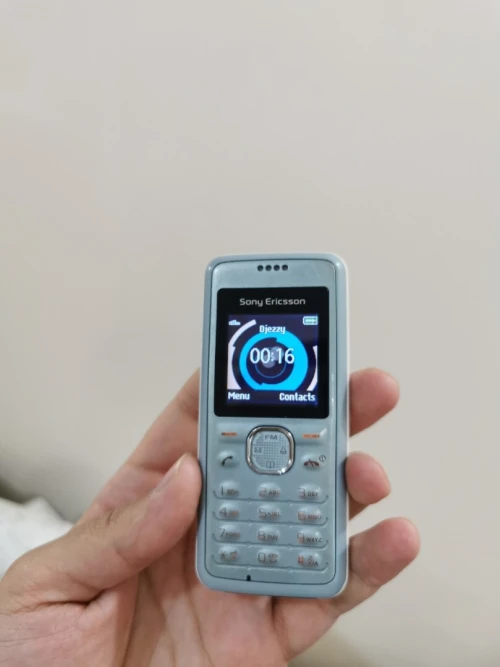 Téléphone simple Sony Ericsson J132 Original Caba Europe