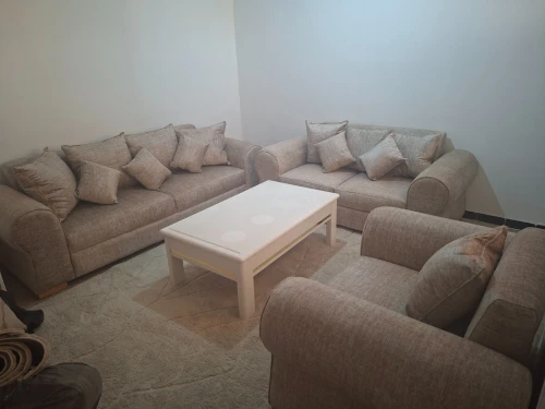 Salon : fauteuil 6places (3+2+1) avec une table basse