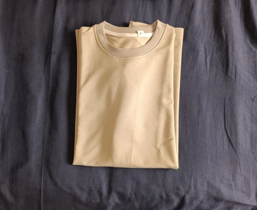 Un tricot demi manche disponible en 3 couleur