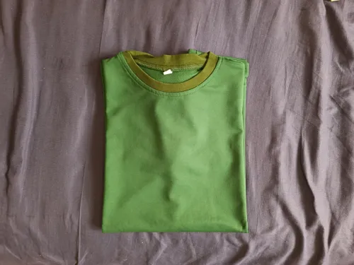Un tricot demi manche disponible en 3 couleur