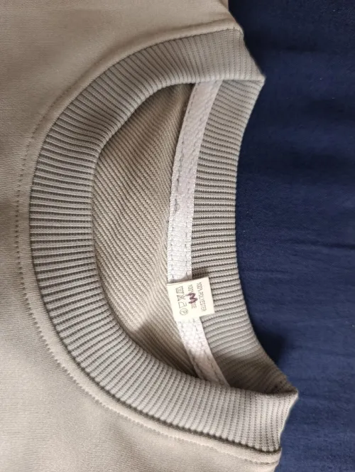 Un tricot demi manche disponible en 3 couleur