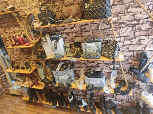 Lot de chaussures marque 350 pièces