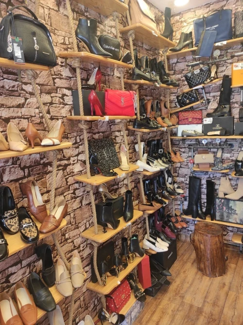 Lot de chaussures marque 350 pièces