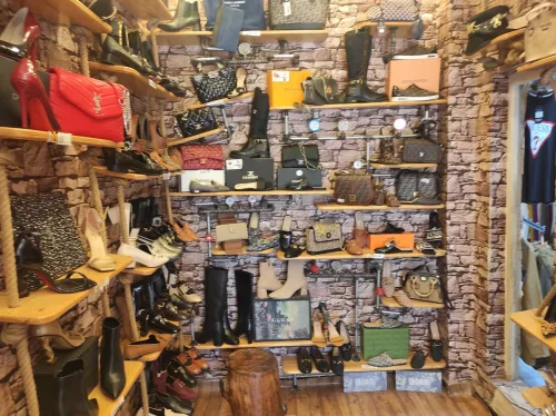 Lot de chaussures marque 350 pièces