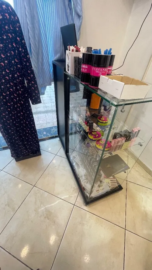 Produit cosmétique et maquillage avec étagères et comptoire