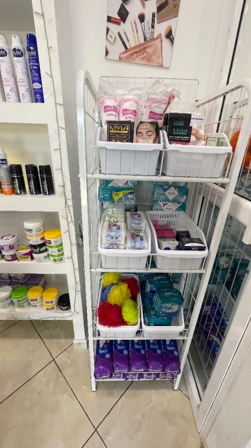 Produit cosmétique et maquillage avec étagères et comptoire