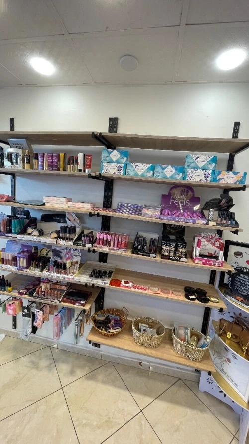 Produit cosmétique et maquillage avec étagères et comptoire
