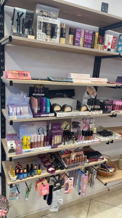 Produit cosmétique et maquillage avec étagères et comptoire