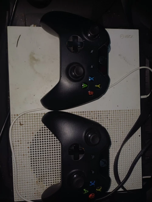 Xbox one S 1TB avec 2 manettes Original