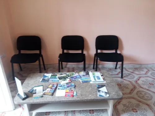 Table de reception & chaises en cuir