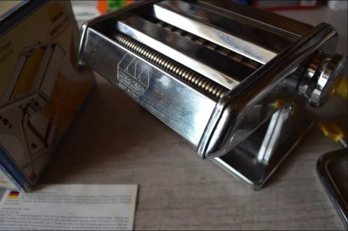 Machine à fabriquer les pâtes (آلة صنع المعكرونة)