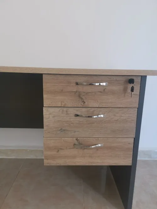 Bureau 1m20 en mélamine avec 3 tiroirs à clé