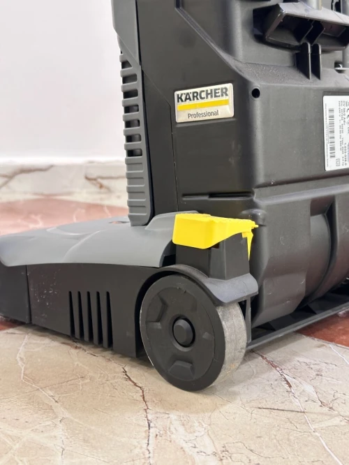 Aspiro-brosseur pour moquettes Kärcher CV 38/2