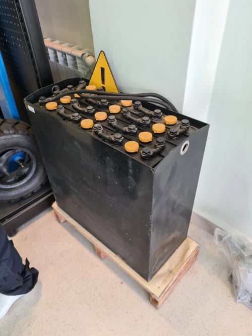 Batterie et chargeur gerbeurs et transpalettes électriques