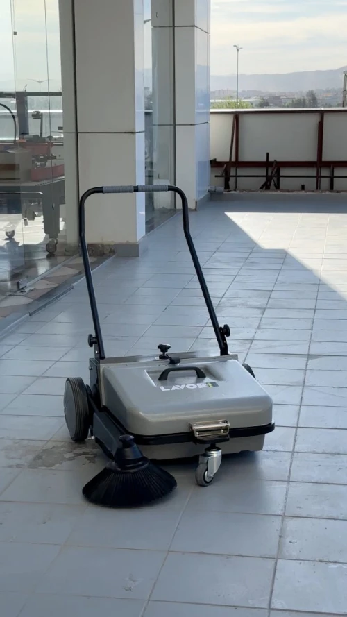 Balayeuse accompagnée professionnelle LAVOR BSW 651 M