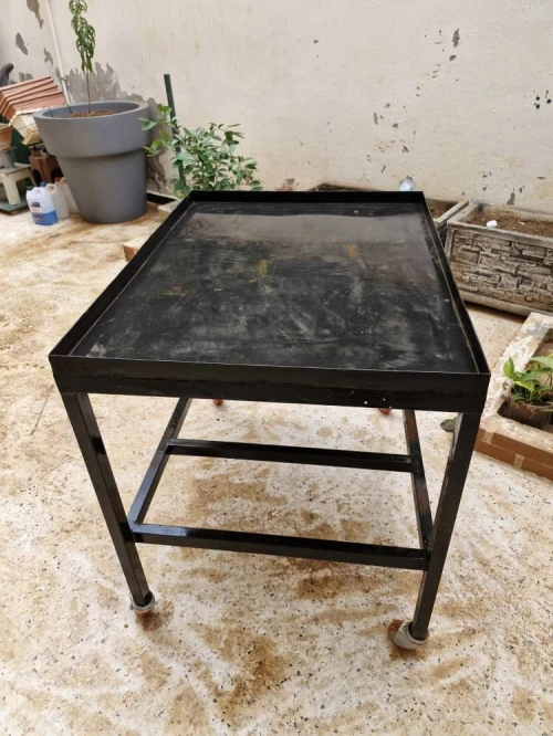 établi table en fer avec roues   الحديد خشين ثقيلة