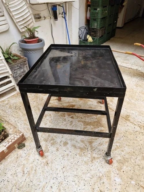 établi table en fer avec roues   الحديد خشين ثقيلة