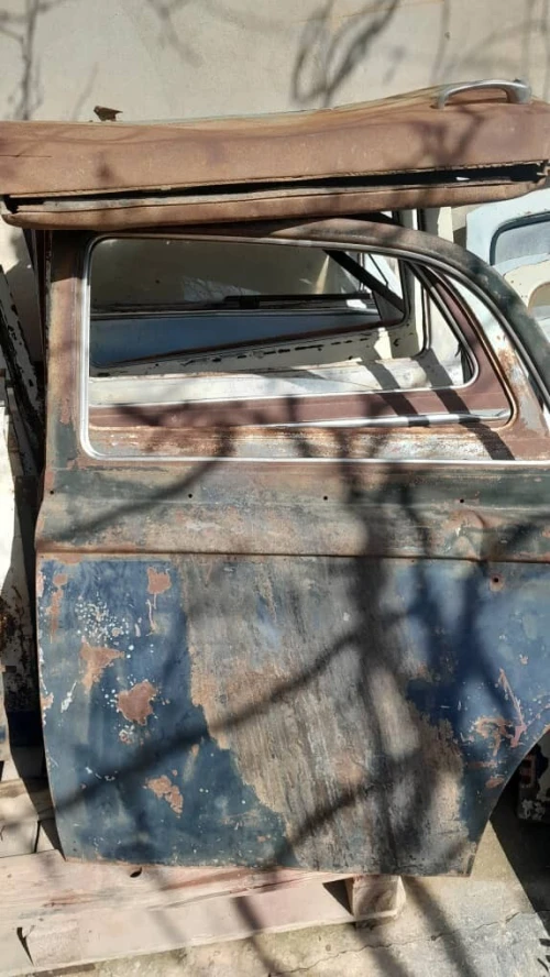 Un lot de porte de voiture